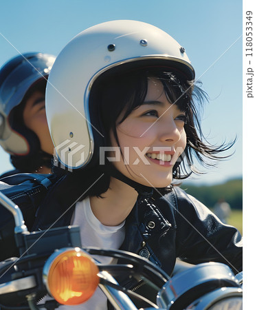 バイクに乗るアジア人女性 118053349