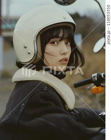 バイクに乗るアジア人女性 118053350