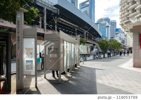 東京都港区新橋駅横の加熱式たばこ専用エリア 118053789