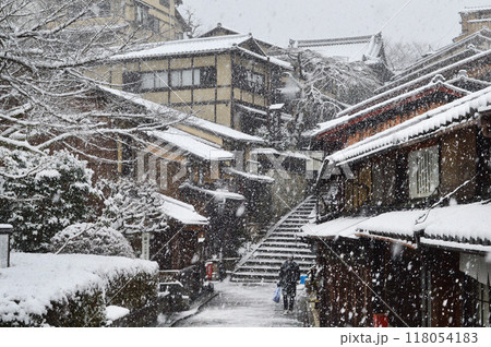 雪降る早朝に歩く京都市東山の三年坂 118054183
