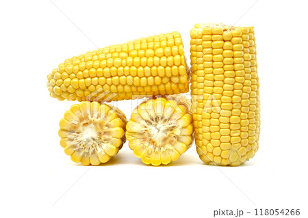 Close-up image of fresh corn cobs arranged on a white background 118054266