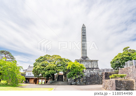 甲府城本丸跡から甲府城 謝恩碑を望む 舞鶴城公園 甲府城本丸跡から甲府城 謝恩碑を望む 舞鶴城公園 118054490