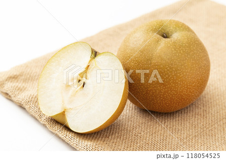 麻の布の上に置かれた梨 118054525