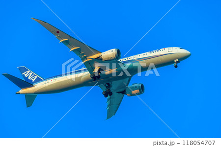 ‹東京都›都心上空を羽田空港に向け着陸体制で飛ぶ旅客機 ‹東京都›都心上空を羽田空港に向け着陸体制で飛ぶ旅客機 118054707