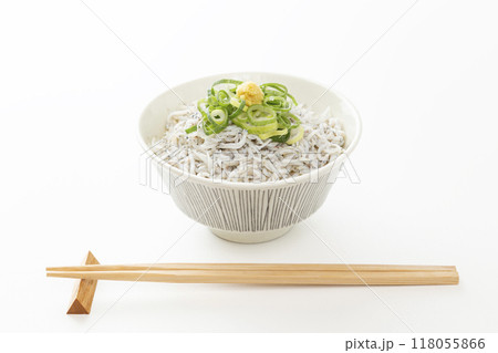 白背景に釜揚げしらす丼 118055866