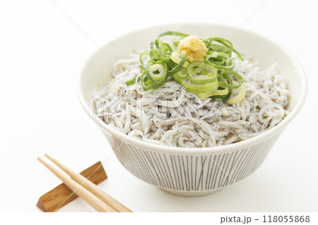 白背景に釜揚げしらす丼 118055868