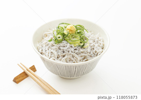 白背景に釜揚げしらす丼 118055873