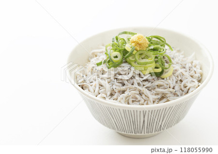 白背景に釜揚げしらす丼 118055990