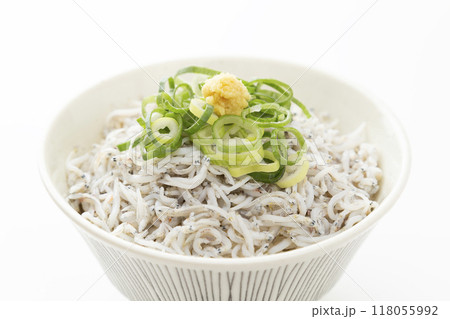 白背景に釜揚げしらす丼 118055992