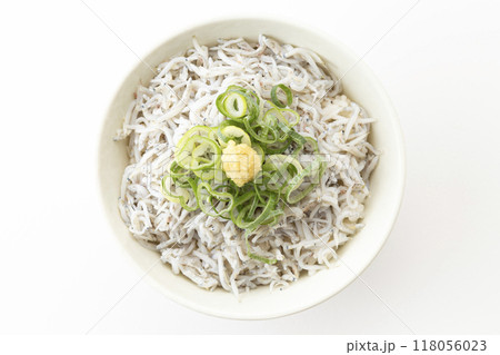 白背景に釜揚げしらす丼 118056023