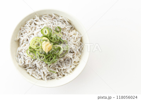 白背景に釜揚げしらす丼 118056024