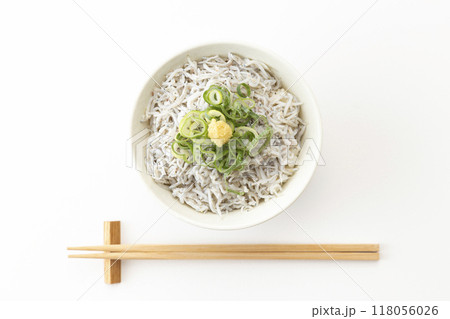 白背景に釜揚げしらす丼 118056026