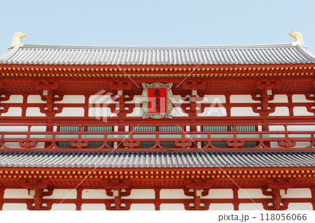 奈良市にある観光名所の世界遺産「平城宮跡」に建つ朱雀門のアップ 118056066