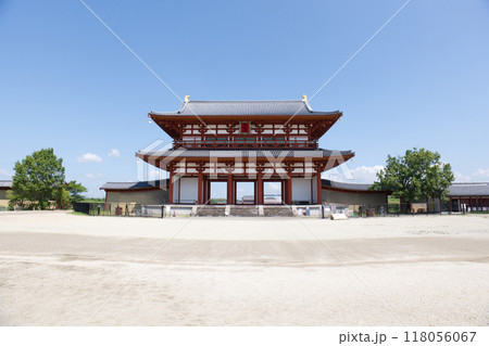 奈良市にある観光名所の世界遺産「平城宮跡」に建つ朱雀門 奈良市にある観光名所の世界遺産「平城宮跡」に建つ朱雀門 118056067