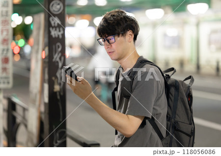 スマートフォンを持つ男性 118056086