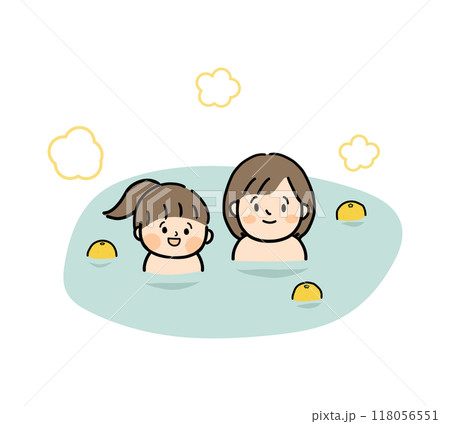 冬至のゆず湯に入浴する親子 118056551