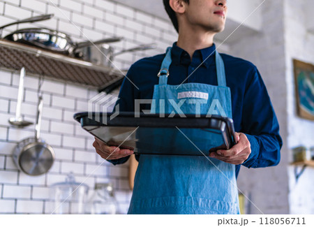 キッチンの男性 118056711