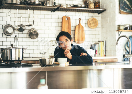 考える男性 118056724