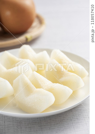 皮を剥いた梨 118057410