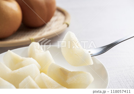 皮を剥いた梨 118057411