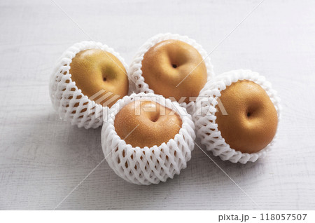 フルーツキャップを被った梨 118057507