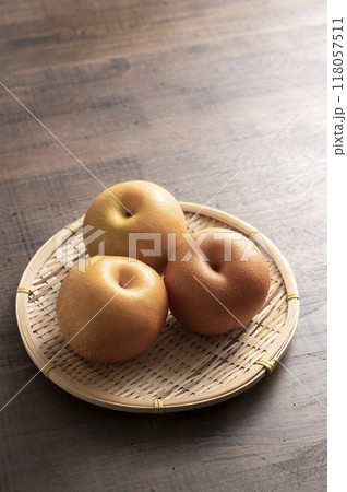 ザルに盛られた梨 118057511