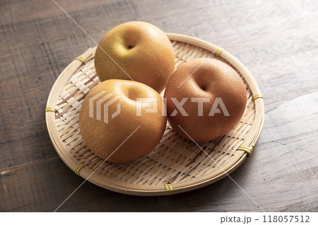 ザルに盛られた梨 ザルに盛られた梨 118057512