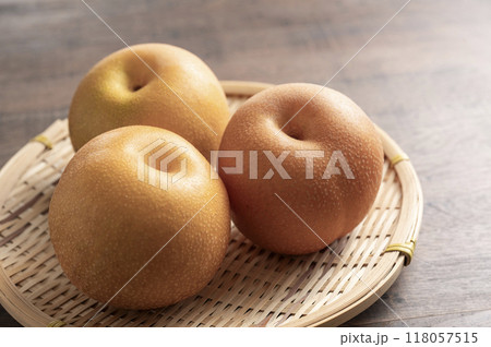 ザルに盛られた梨 118057515