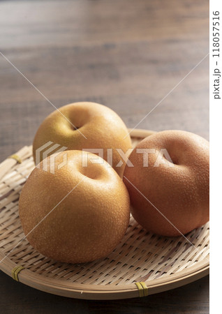 ザルに盛られた梨 118057516