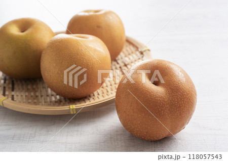 ザルに盛られた梨 ザルに盛られた梨 118057543