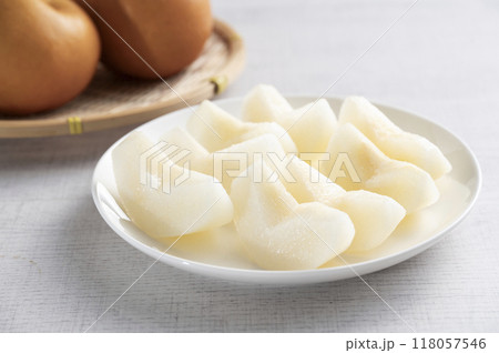 皮を剥いた梨 118057546