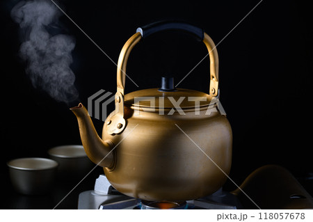 昔のやかん （ 古いやかん ）お湯を沸かす 118057678