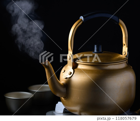 昔のやかん （ 古いやかん ）お湯を沸かす 118057679