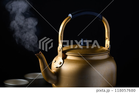 昔のやかん （ 古いやかん ）お湯を沸かす 118057680