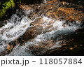 岩に激しく流れる川の水 118057884