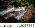 水しぶきを上げる渓流 118057885