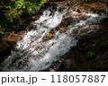 水しぶきを上げる渓流 118057887
