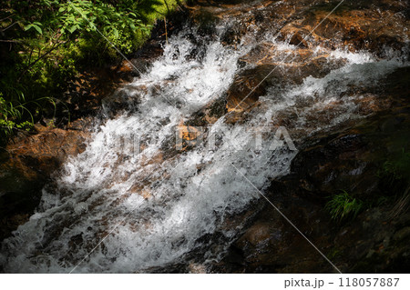 水しぶきを上げる渓流 118057887