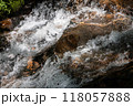 水しぶきを上げる渓流 118057888