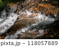 水しぶきを上げる渓流 118057889