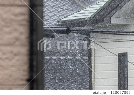 屋根から落ちる雨水 118057893