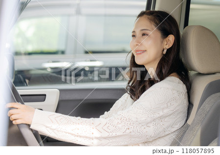 ドライブする若い女性 118057895