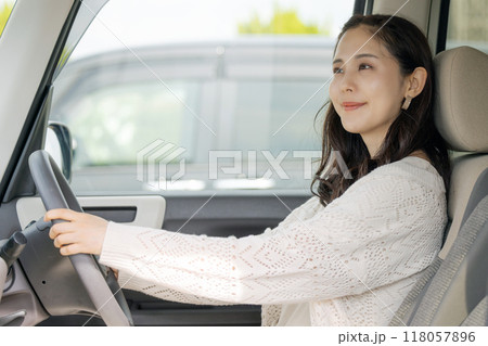 ドライブする若い女性 118057896