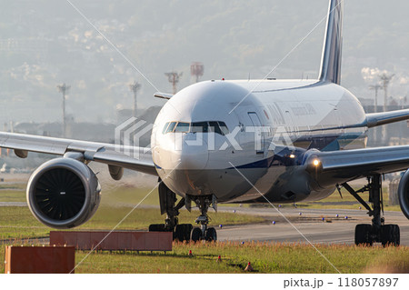 滑走路へ向かう飛行機 118057897