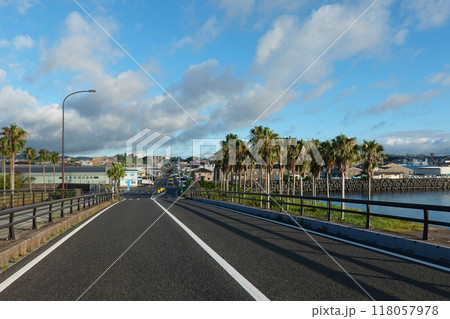 爽やかな夏の早朝 広々としたマリンポートかごしま(鹿児島県鹿児島市) 爽やかな夏の早朝 広々としたマリンポートかごしま(鹿児島県鹿児島市) 118057978