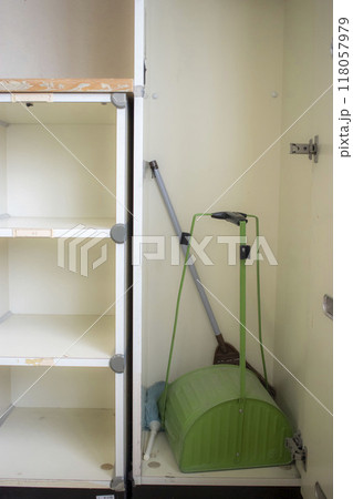 しまってある掃除道具 118057979