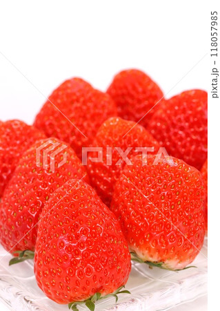 真っ赤なイチゴ　紅かおり　静岡県産　複数　明るい背景 118057985