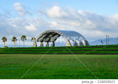 爽やかな夏の早朝 広々としたマリンポートかごしま（鹿児島県鹿児島市） 118058021