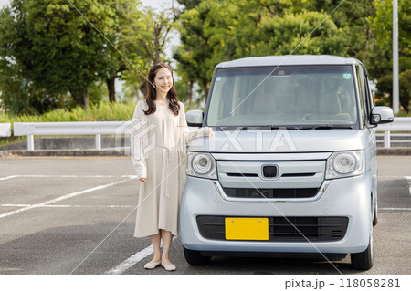 軽自動車と若い女性 軽自動車と若い女性 118058281