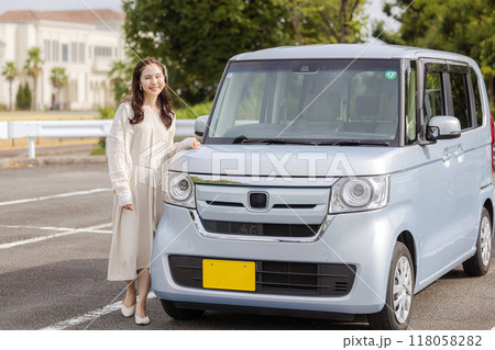 軽自動車と若い女性 軽自動車と若い女性 118058282
